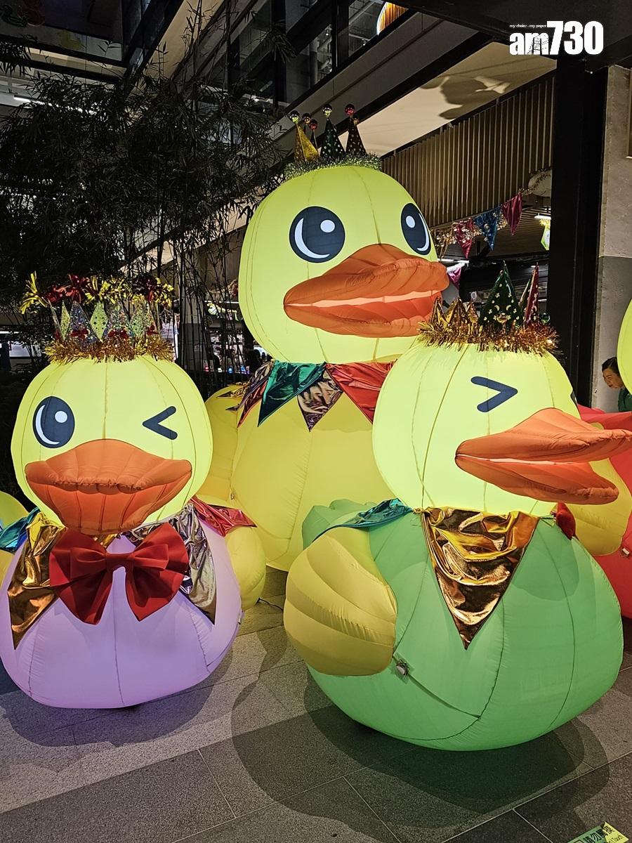 中環街市今年聖誕特別推出「LT DUCK 好玩得」藝術展覽。(《am730》攝)