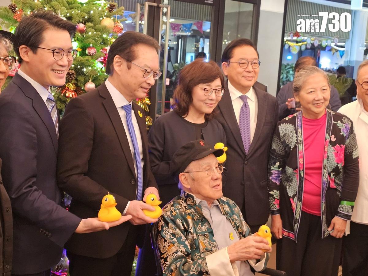 亮叔(前排)同大仔林健鋒(後排右二)、林健鋒妻子(後排右一)、長孫林凱章(後排左一)三代同堂大合照。(《am730》攝)