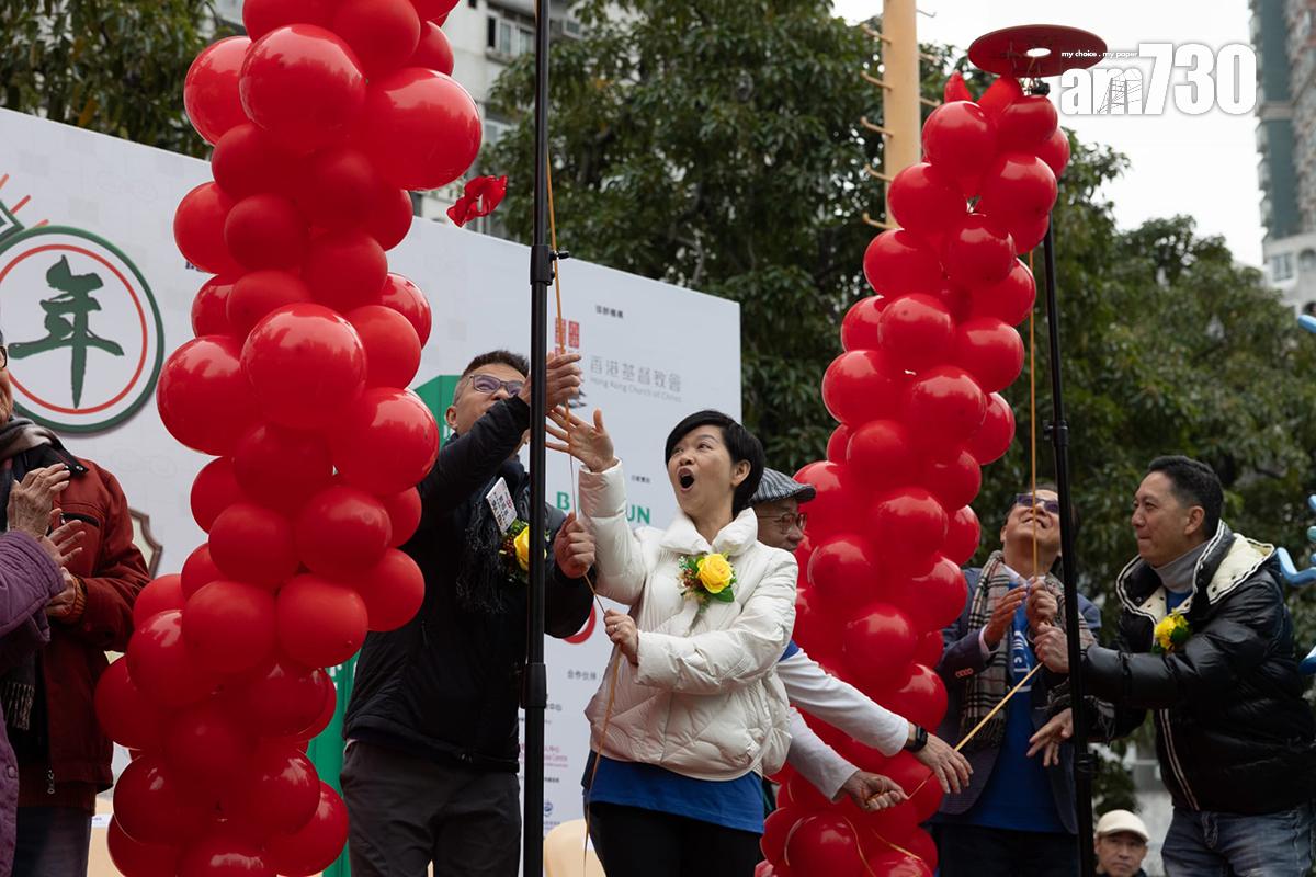 何永賢(左二)出席一個義工活動啟動儀式。(蘇文傑攝)