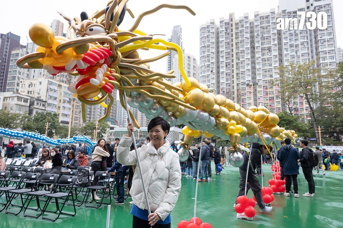何永賢舉起由近2,500個氣球組成的150尺巨龍。(蘇文傑攝)