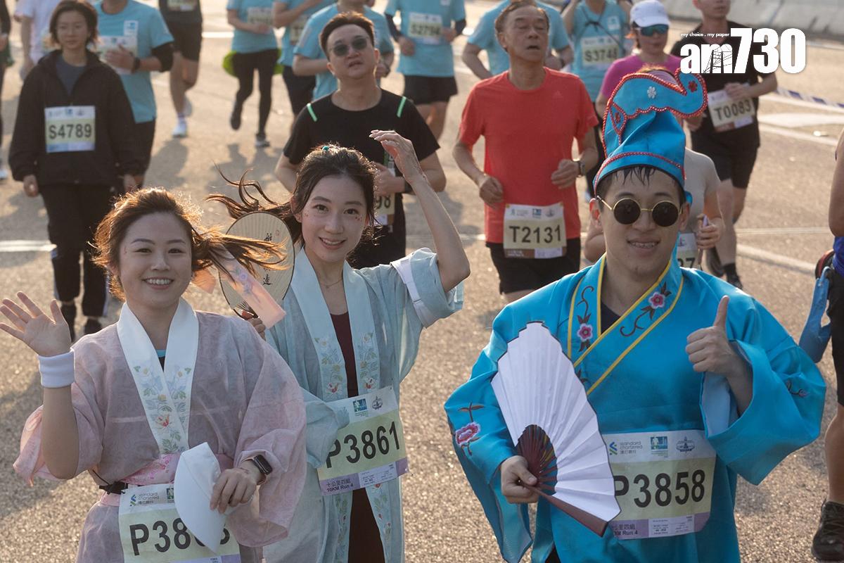 馬拉松10公里賽事,有跑手穿着特別服飾或打扮成不同造型參賽。(資料圖片/蘇文傑攝)