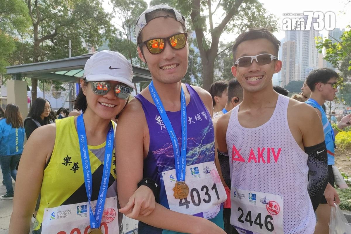 伍先生(中)成功成為「萬金先生」,但太太(左)以1分鐘之差無緣獲得獎金。(李朗僑攝)