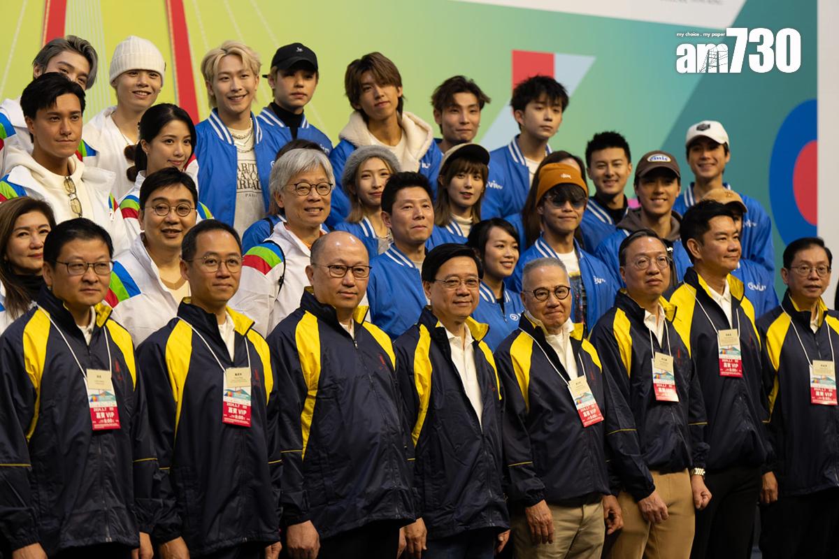 鄭雁雄(前排左三)、李家超(前排左四)和林定國(前排右三)等主持公益金百萬行起步禮。(林靄怡攝)