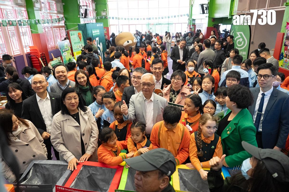 政府將向全港小學生免費派發一個指定袋,以讓垃圾徵費「更入屋」。(林靄怡攝)