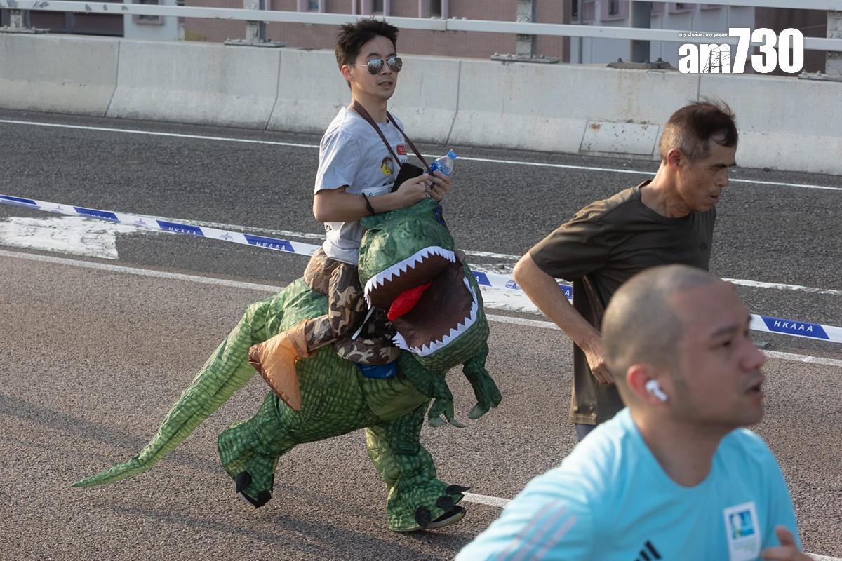 馬拉松10公里賽事,有跑手穿着特別服飾或打扮成不同造型參賽。(資料圖片/蘇文傑攝)