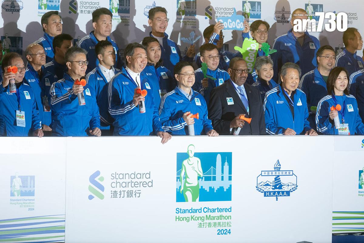 李家超(前排中)清晨主持全馬挑戰組起步禮。(蘇文傑攝)