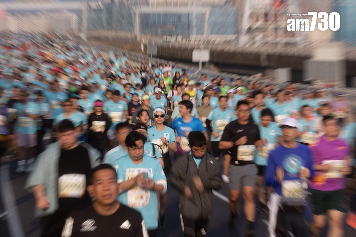 馬拉松10公里賽事,有跑手穿着特別服飾或打扮成不同造型參賽。(蘇文傑攝)