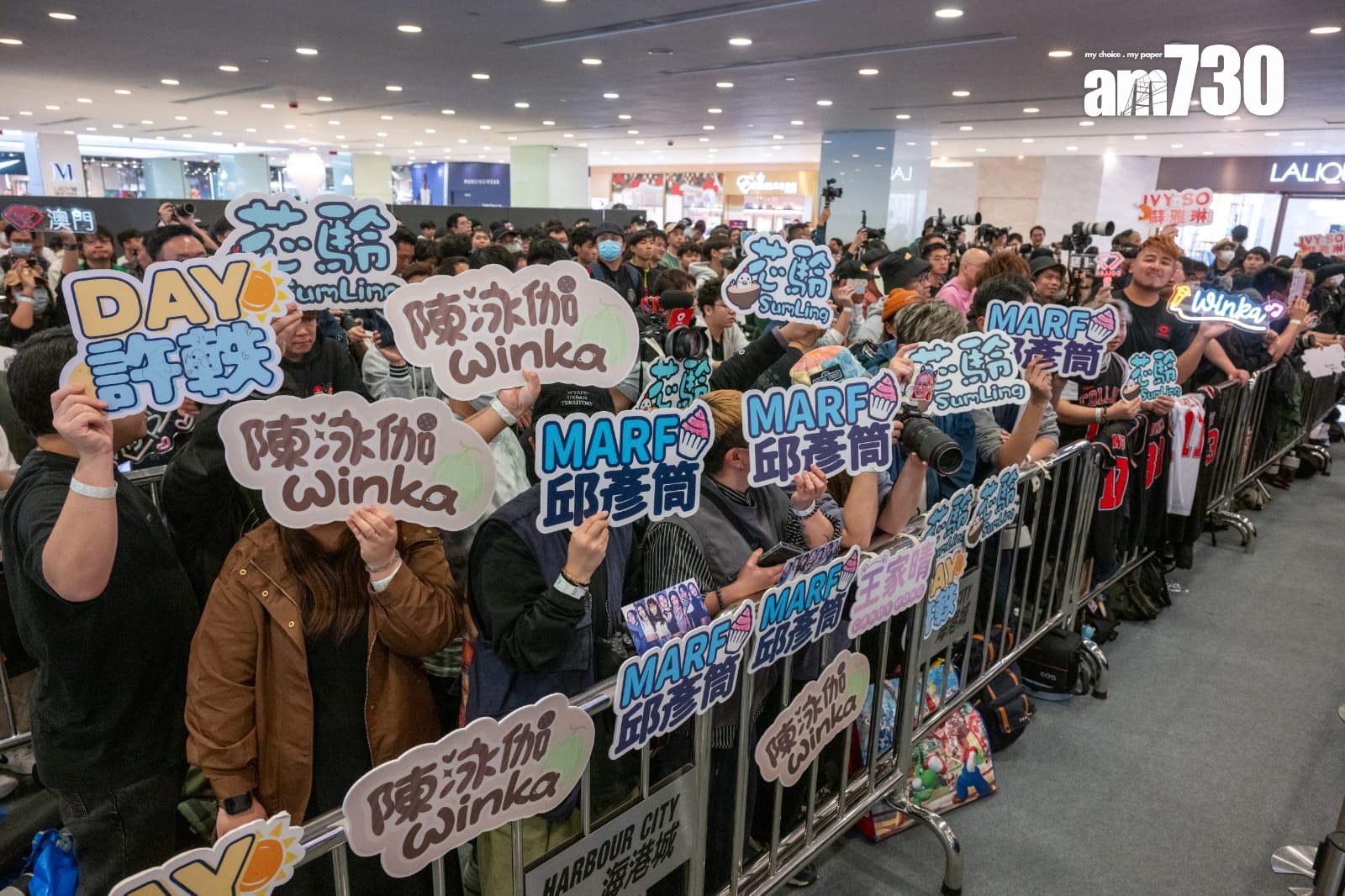 COLLAR慶祝成軍兩周年,於尖沙咀商場舉行生日會及簽名會。 (陳奕釗攝)