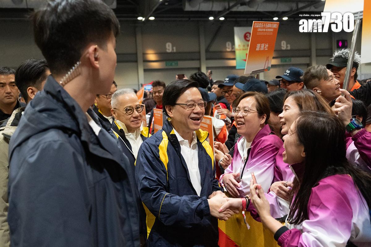 李家超檢閱參加隊伍並與他們握手。(林靄怡攝)