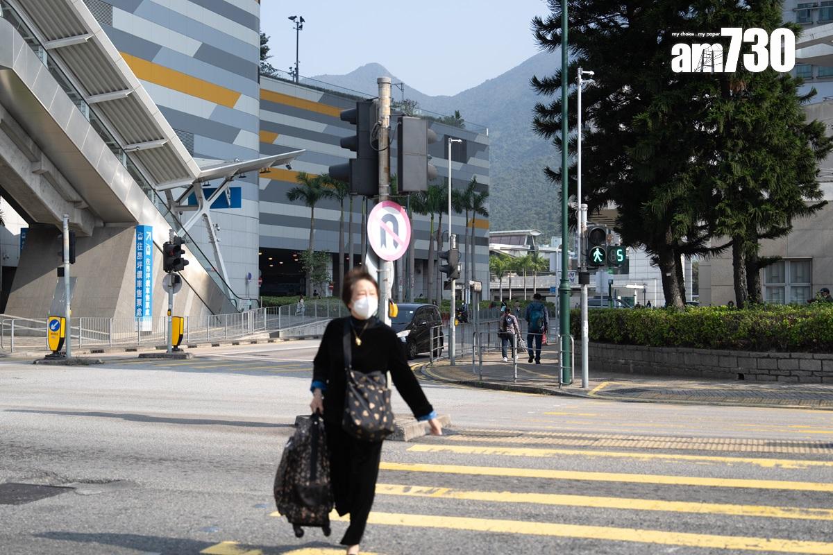 運輸署正在東涌達東路一個行人過路處,試驗新款「行人交通燈號倒數計時器」。(林靄怡攝)