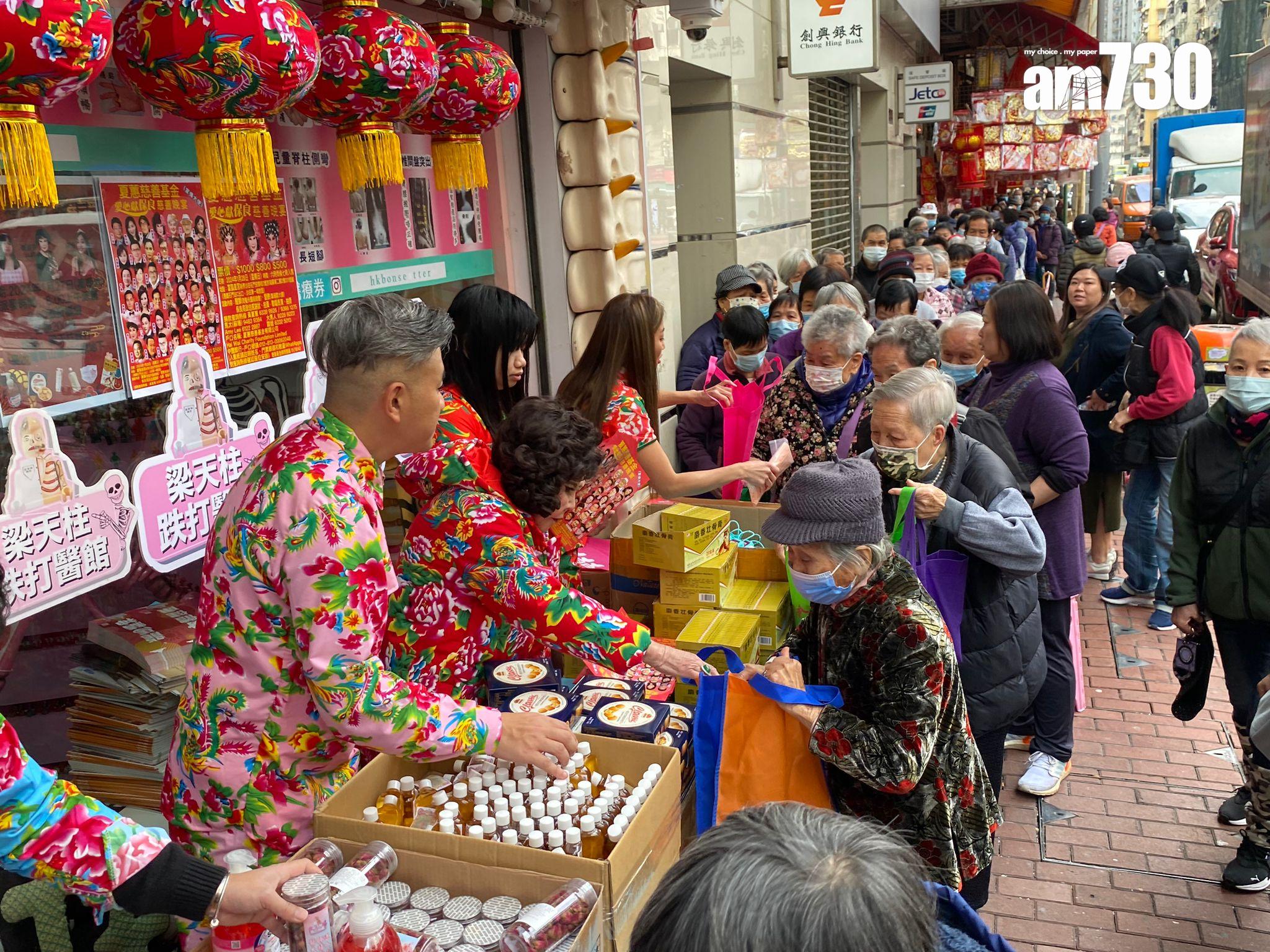 吸引大批長者到場排隊。 (吳家偉攝)