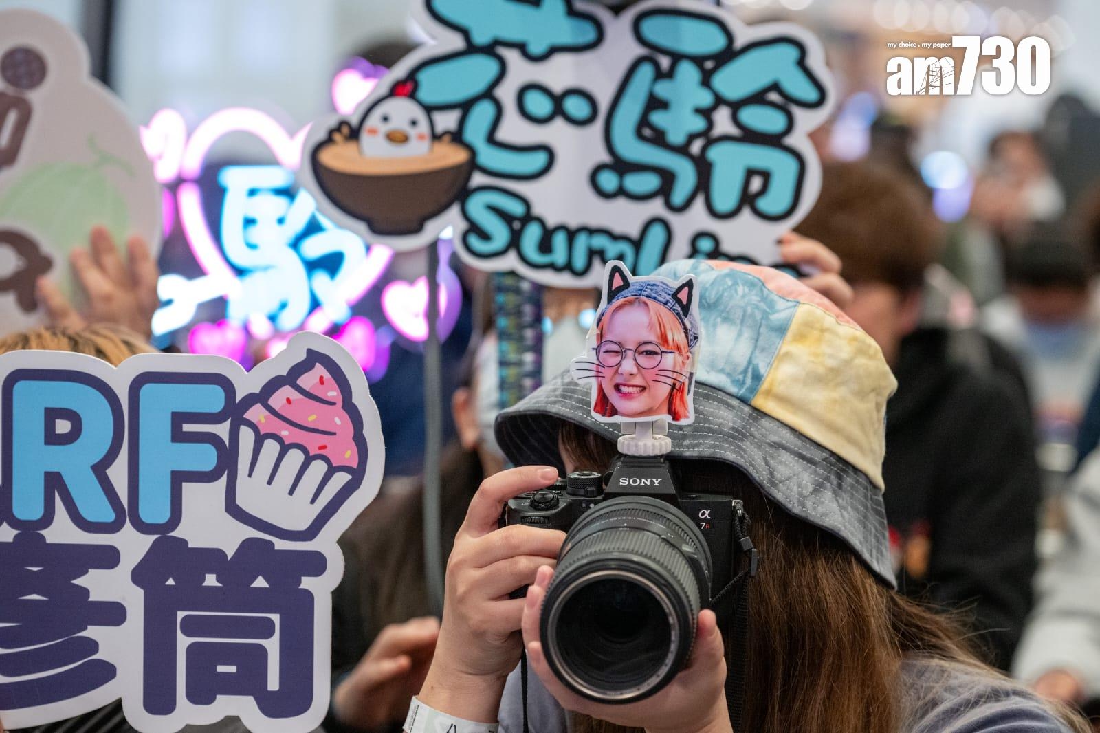 COLLAR慶祝成軍兩周年,於尖沙咀商場舉行生日會及簽名會。 (陳奕釗攝)