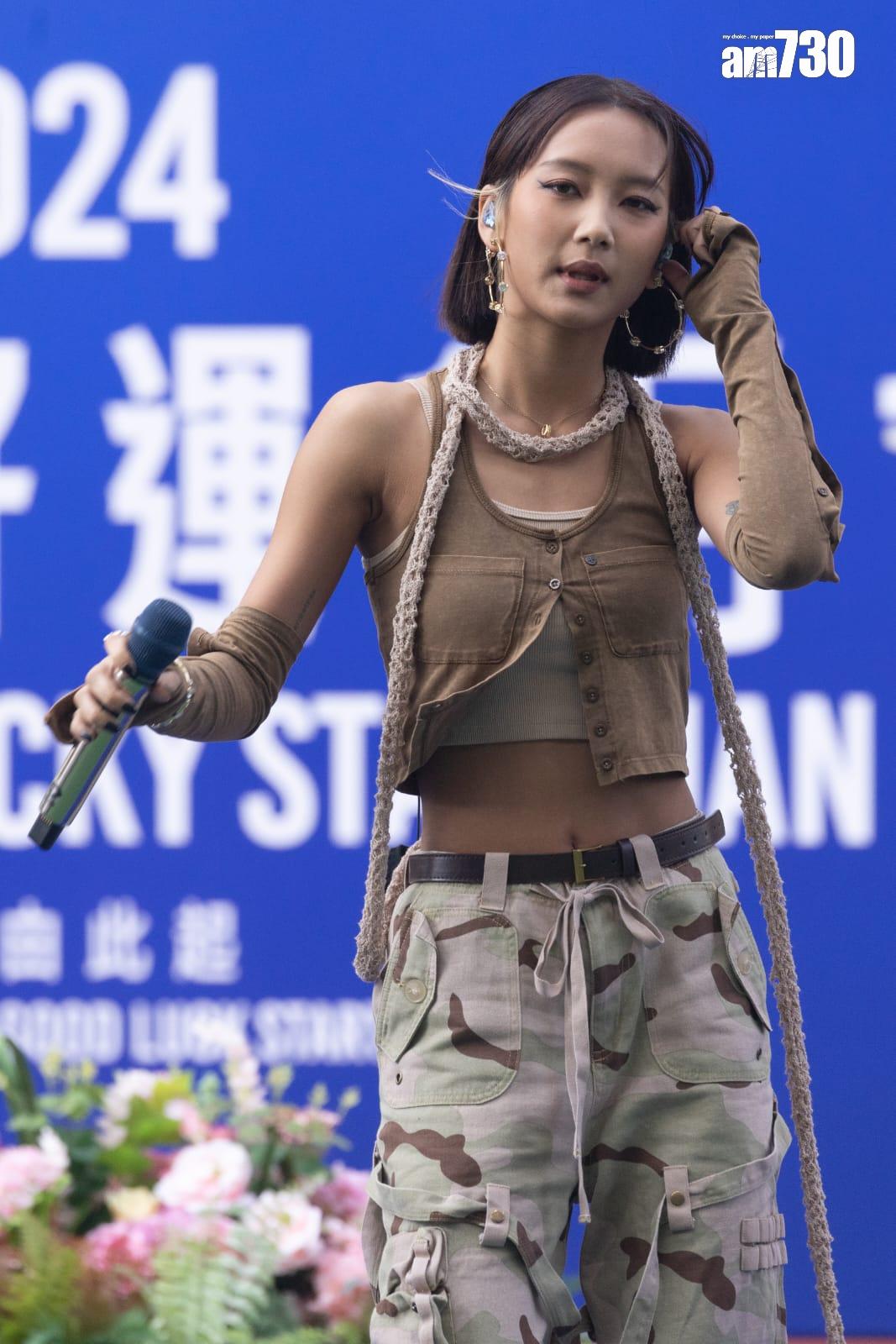 Marf@COLLAR於元旦出席沙田馬場「2024好運1月1」活動。(蘇文傑攝)