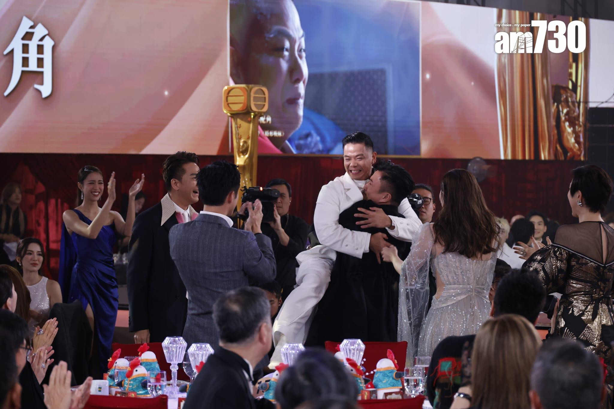 林子善獲一眾好友恭喜,陳山聰更肉緊地將他抱起。