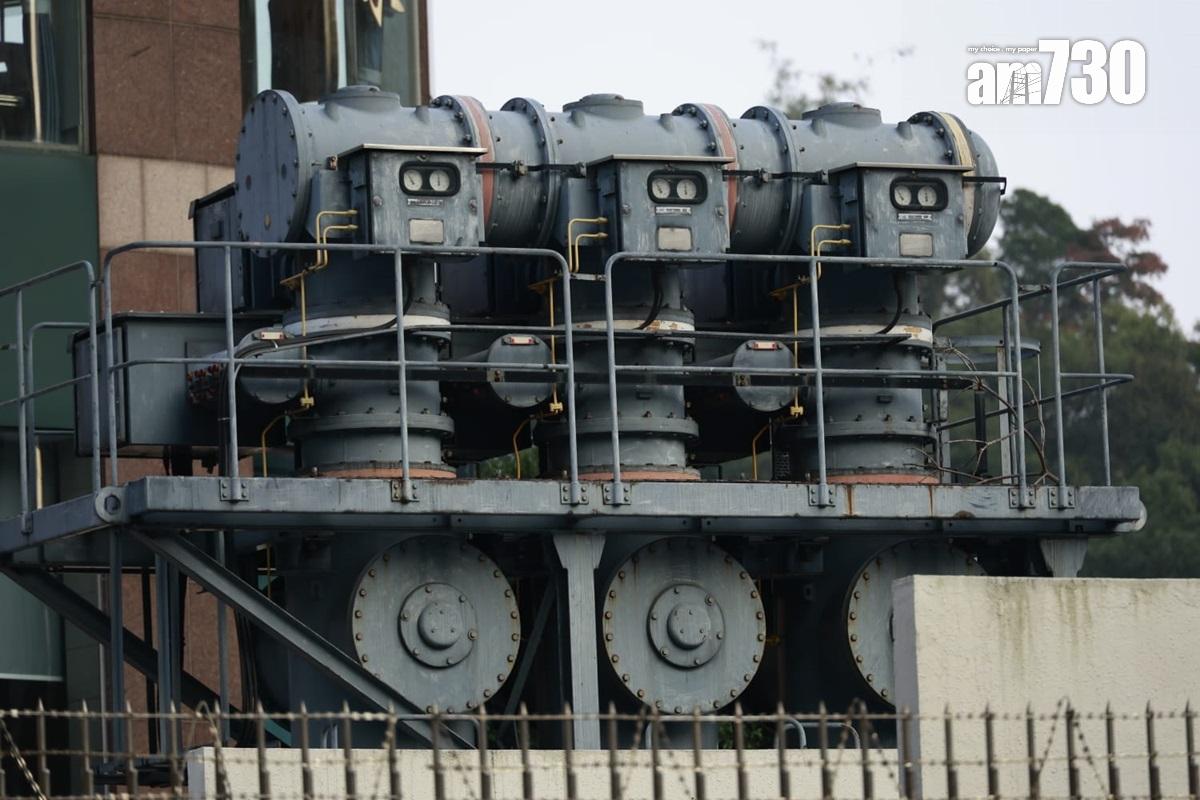 青衣牙鷹洲街變電站下午曾傳出巨響和冒出白煙。(林俊源攝)