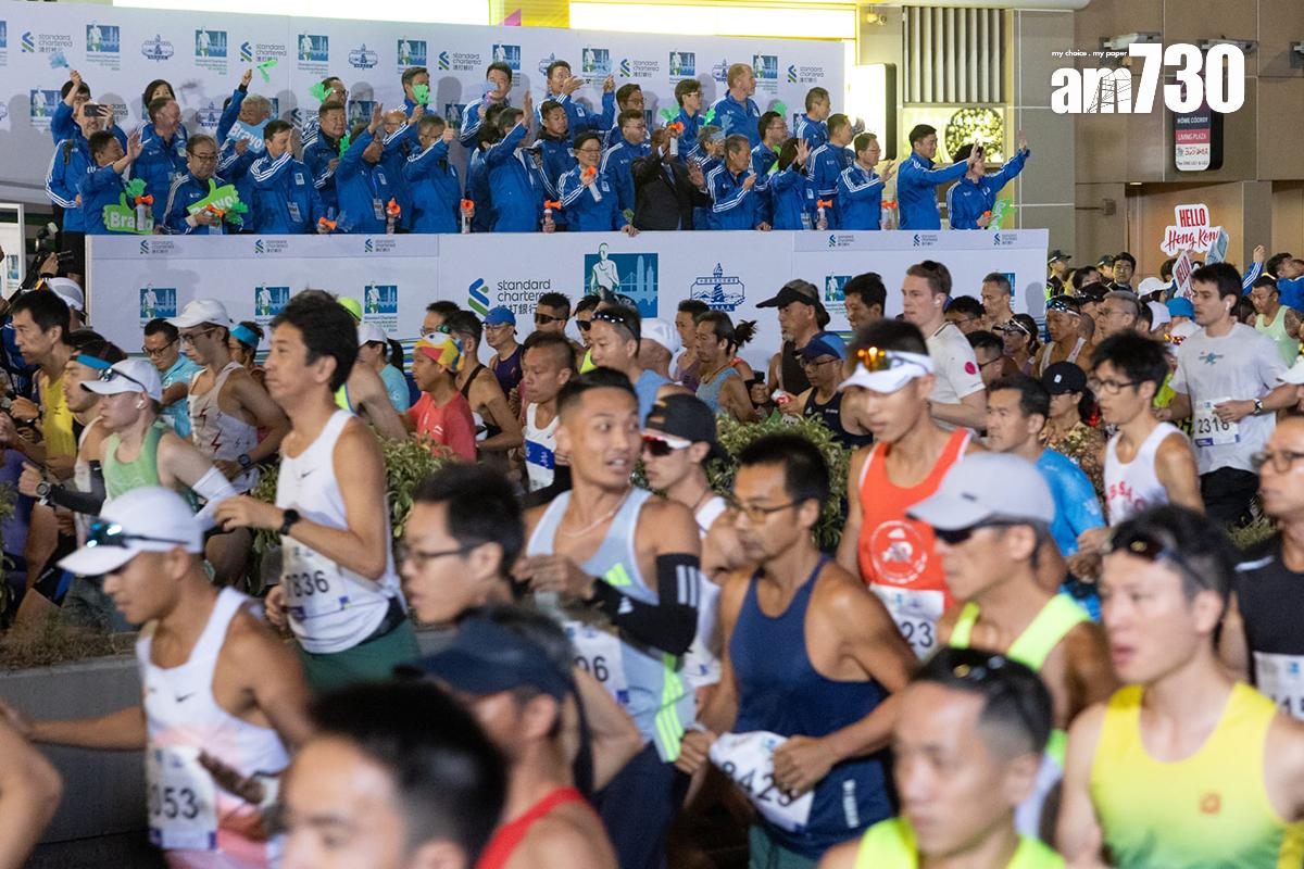 全馬挑戰組清晨在尖沙咀起步。(蘇文傑攝)