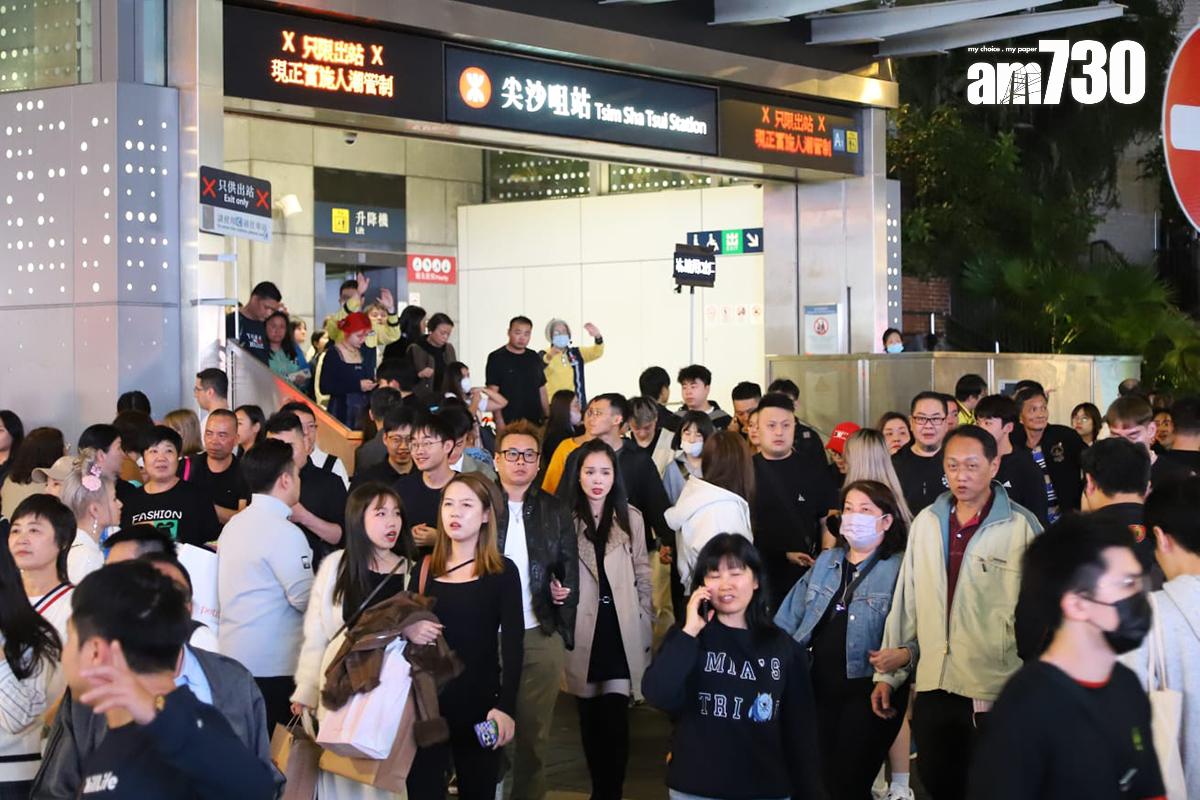 逾47.9萬人在維港兩岸觀賞煙花迎接2024年,附近港鐵站實施人潮管制。(羅錦鴻攝)