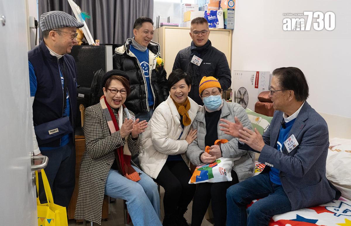 何永賢(前排左二)上門探訪獨居長者。(蘇文傑攝)