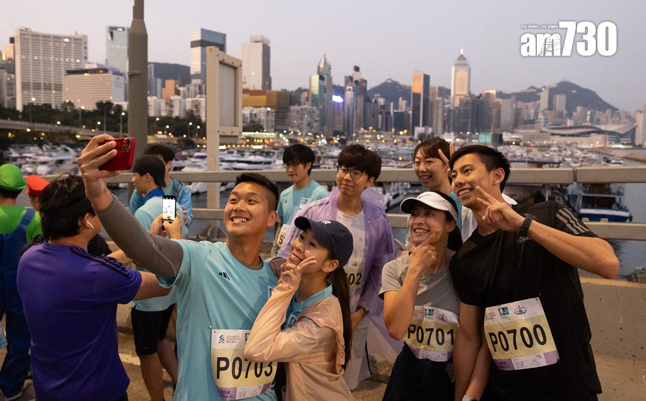 馬拉松10公里賽事,有跑手起步前合照「打卡」留念。(蘇文傑攝)