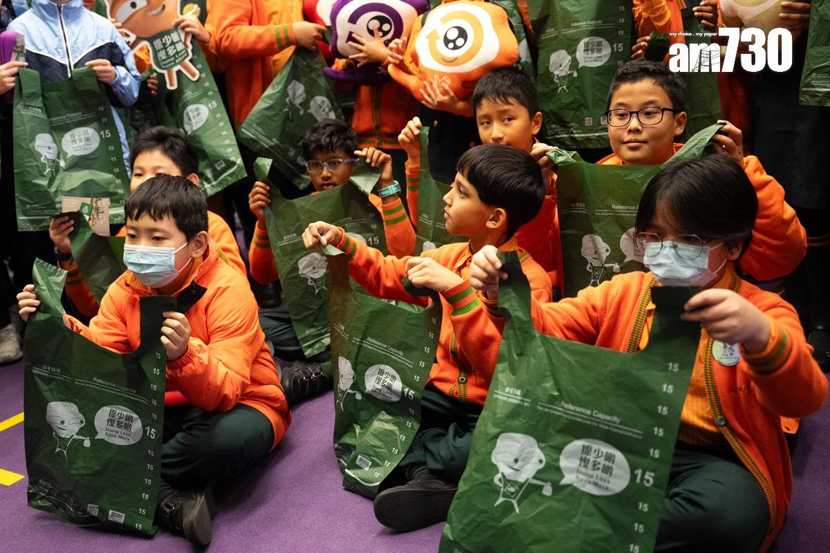 垃圾徵費生效後,市民必須購買指定垃圾袋棄置垃圾。(資料圖片/林靄怡攝)