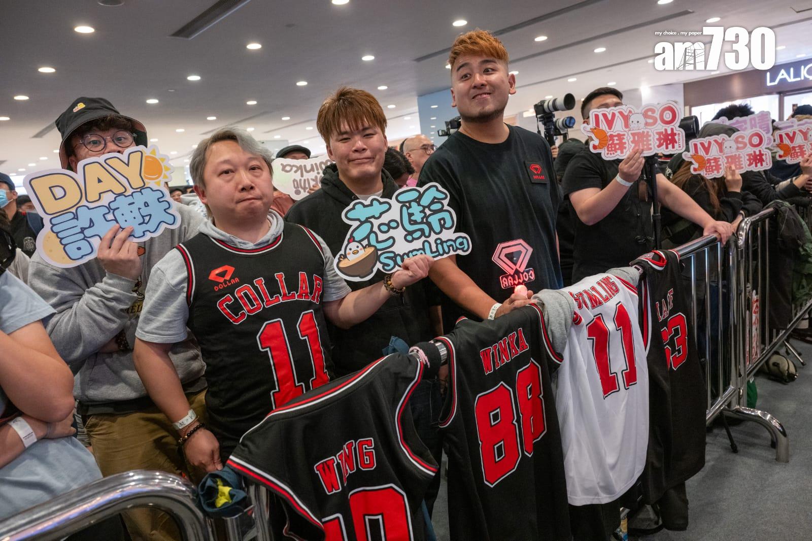 COLLAR慶祝成軍兩周年,於尖沙咀商場舉行生日會及簽名會。 (陳奕釗攝)