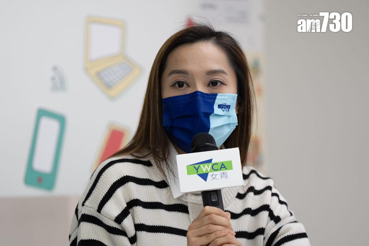 女青去年進行問卷調查,發現小學生每日平均花4小時用電子產品。(林靄怡攝)