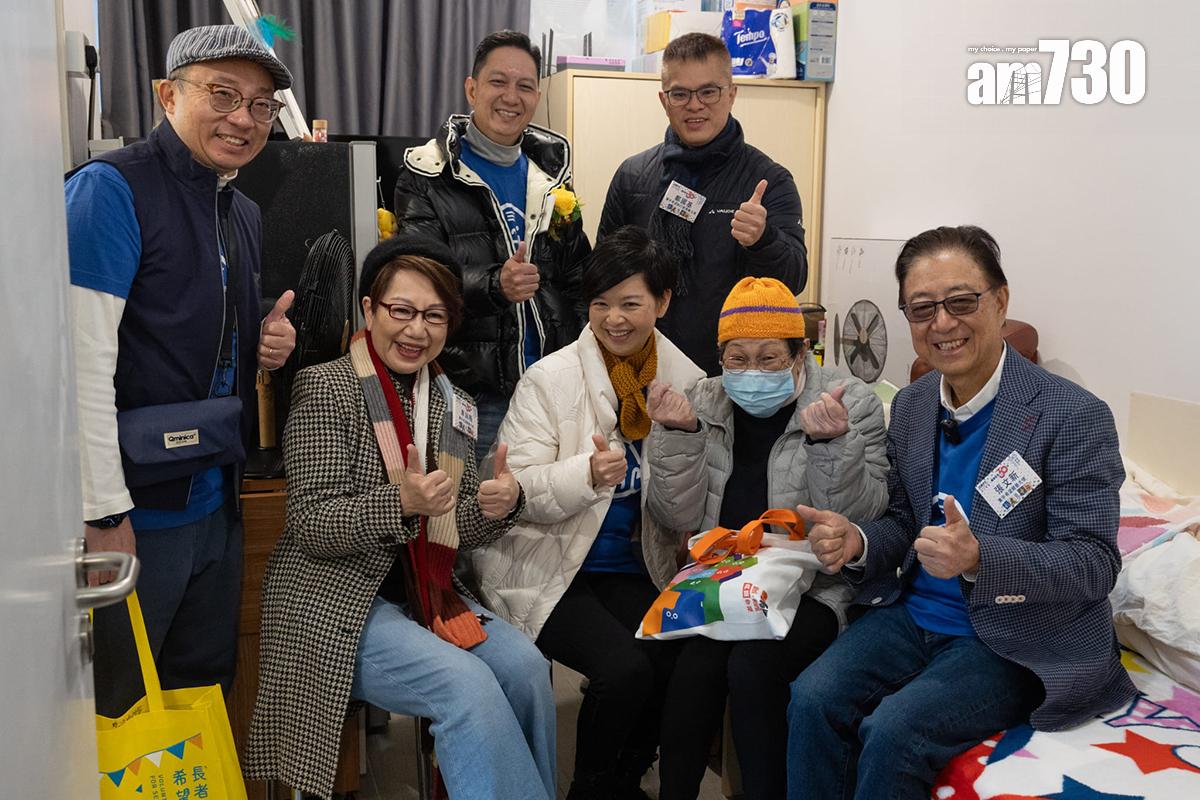 何永賢(前排左二)上門探訪獨居長者。(蘇文傑攝)