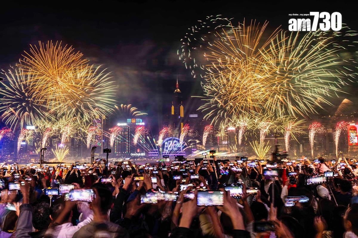 逾47.9萬人在維港兩岸觀賞煙花迎接2024年。(蘇文傑攝)