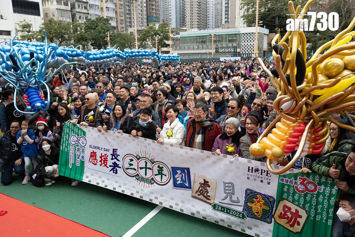 義工活動啟動儀式上,有兩條由2,500個氣球組成的150尺巨龍。(蘇文傑攝)