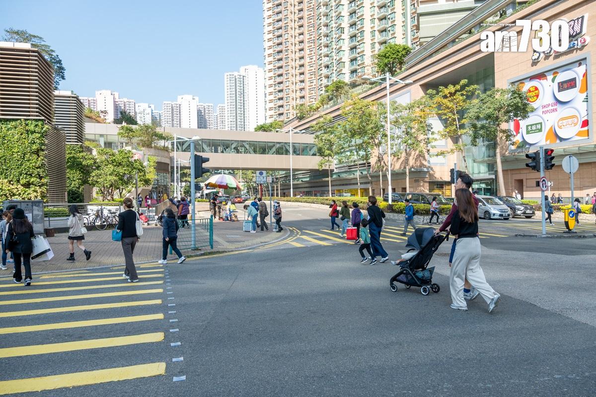 將軍澳寶邑路與唐俊街交界不少行人為節省時間,在「四邊全綠」的時候直接打斜過馬路。(陳奕釗攝)