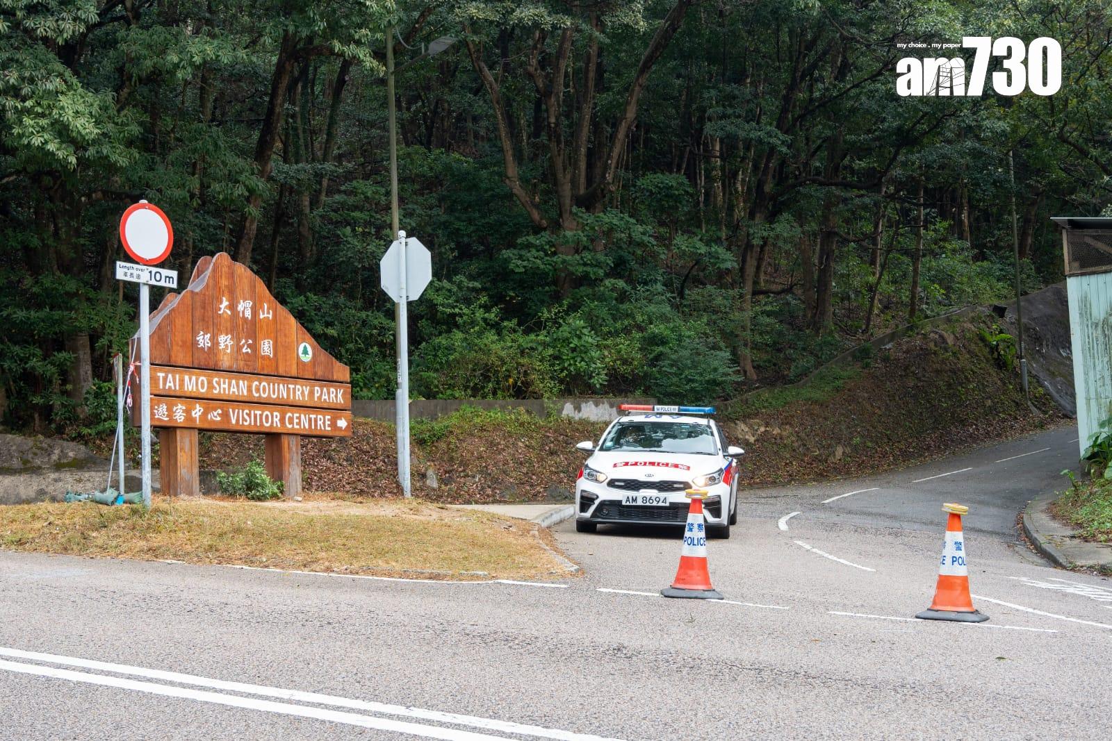 警方封鎖大帽山道,防止巿民上山觀賞結霜。(陳奕釗攝)