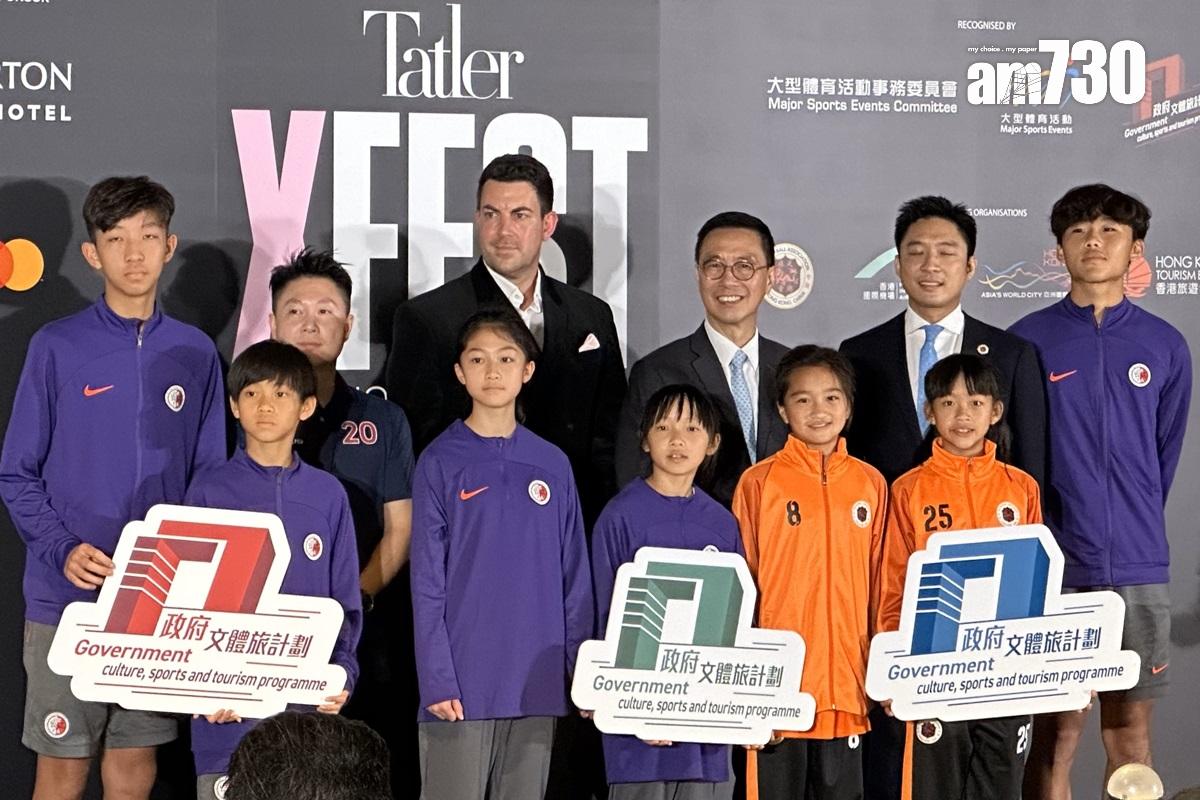 日前舉行的Tatler XFEST Hong Kong記者會上,出席嘉賓舉起「政府資助計劃」標誌合照。(資料圖片)