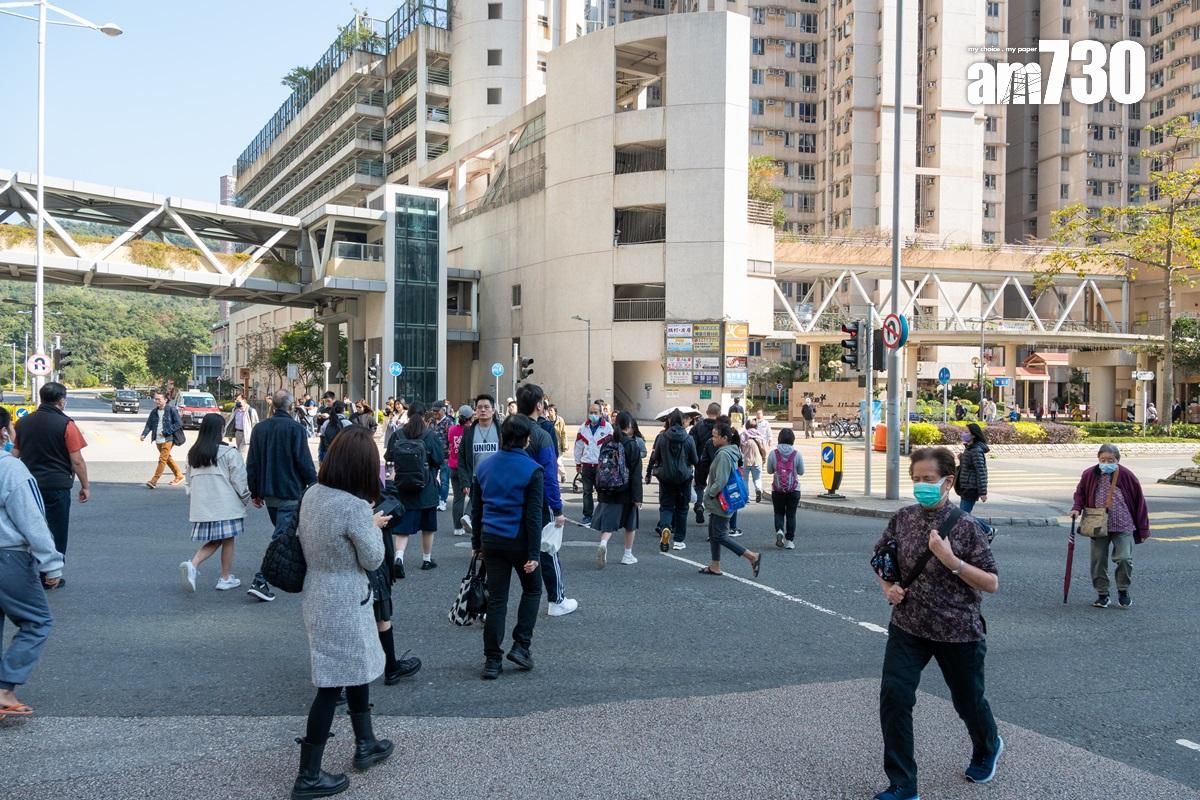 將軍澳寶邑路與唐俊街交界不少行人為節省時間,在「四邊全綠」的時候直接打斜過馬路。(陳奕釗攝)