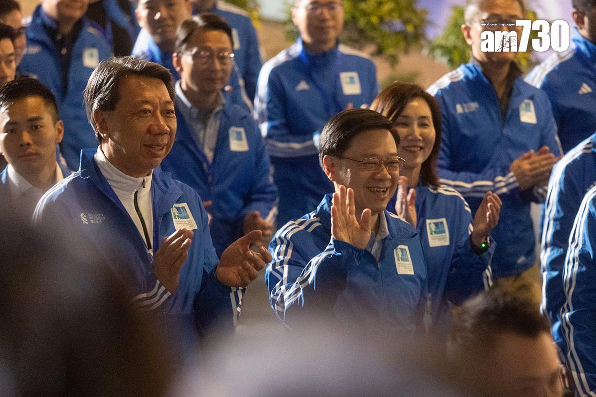 李家超(前排右)與全馬挑戰組跑手打招呼。(蘇文傑攝)