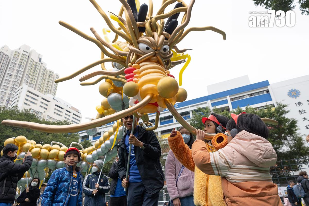 義工活動啟動儀式上,有兩條由2,500個氣球組成的150尺巨龍。(蘇文傑攝)