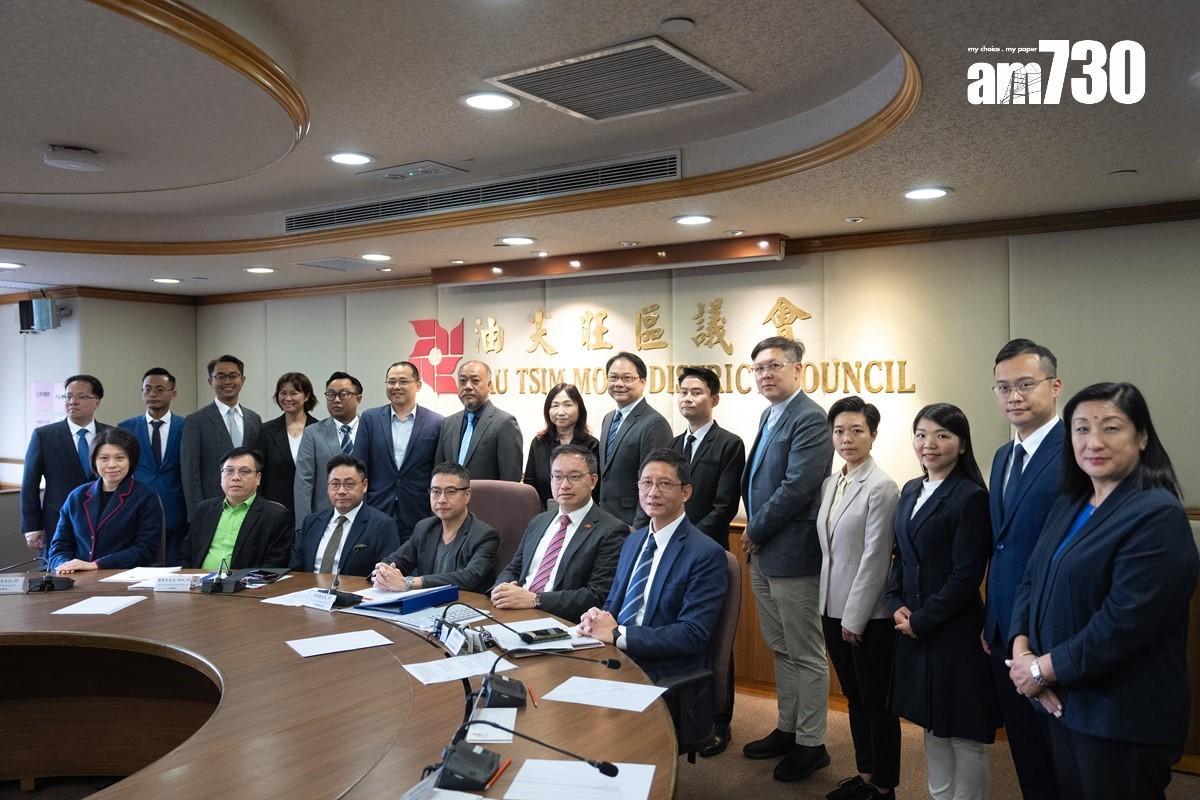 新一屆油尖旺區議會今日開會,全體區議員會前與余健強拍攝大合照。(林靄怡攝)