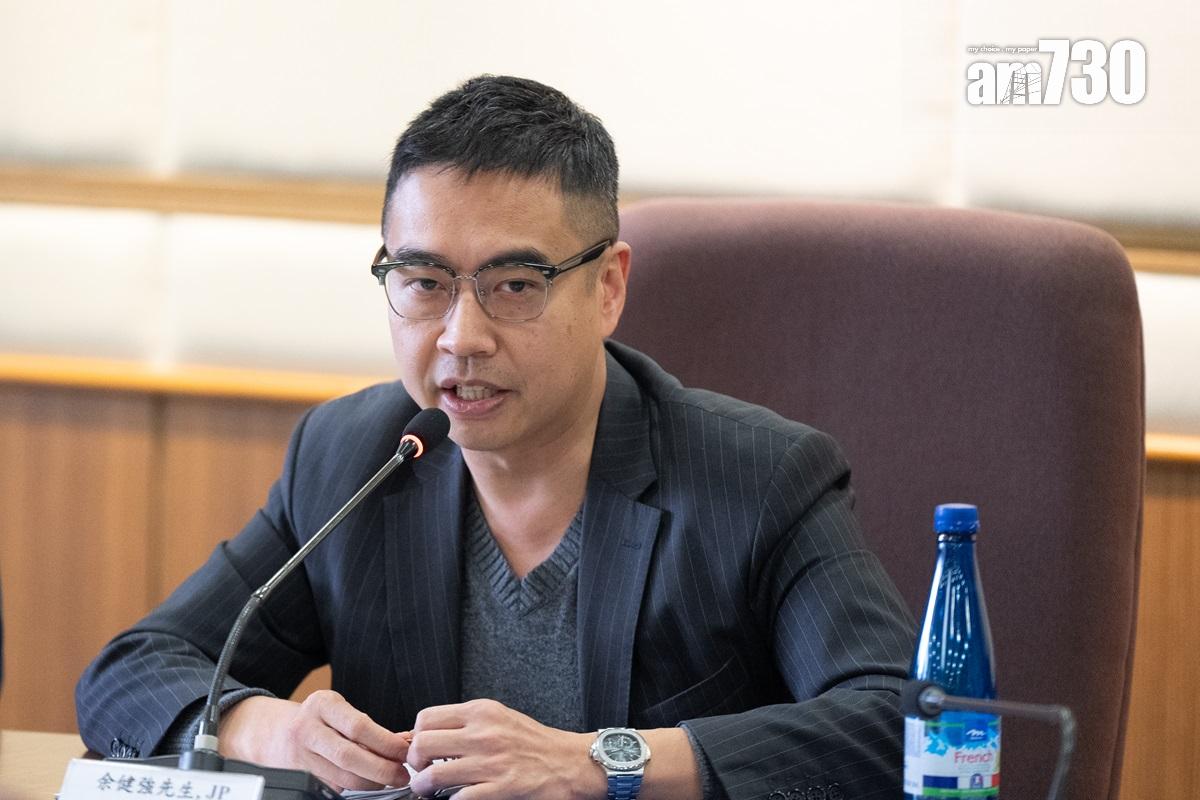 油尖旺民政事務專員余健強兼任當區區議會主席,今日負責主持會議。(林靄怡攝)