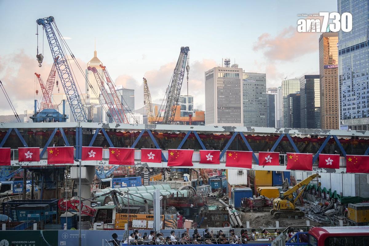 2023年國慶前夕本港多區掛有國旗和區旗。(資料圖片)