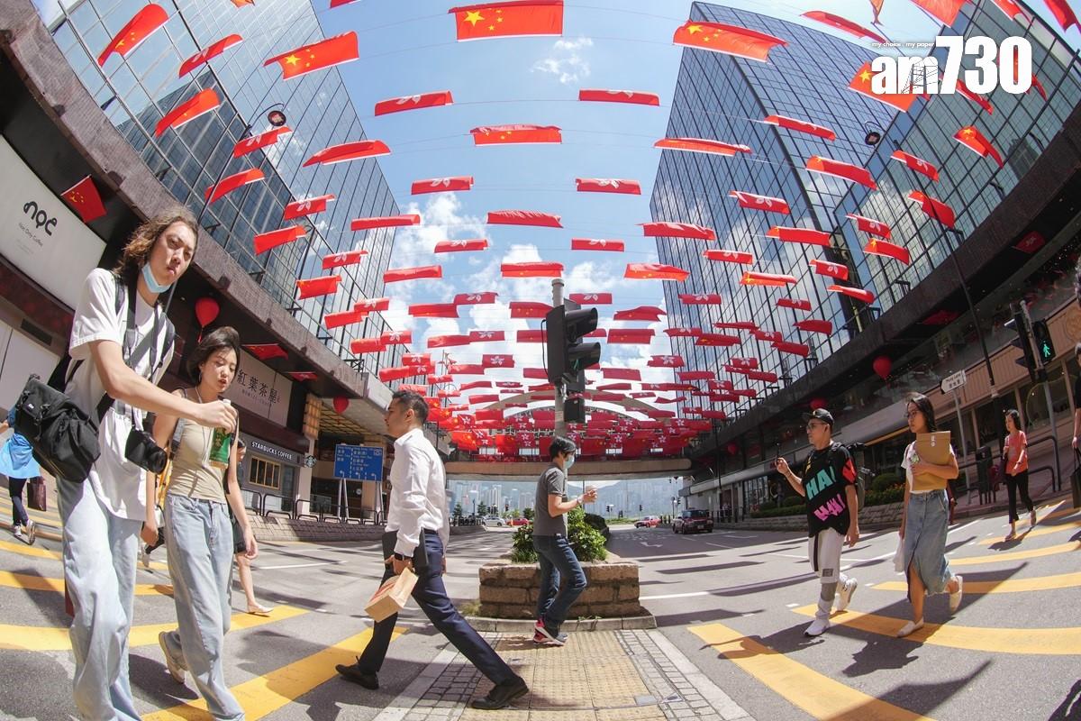 2023年國慶前夕本港多區掛有國旗和區旗。(資料圖片)