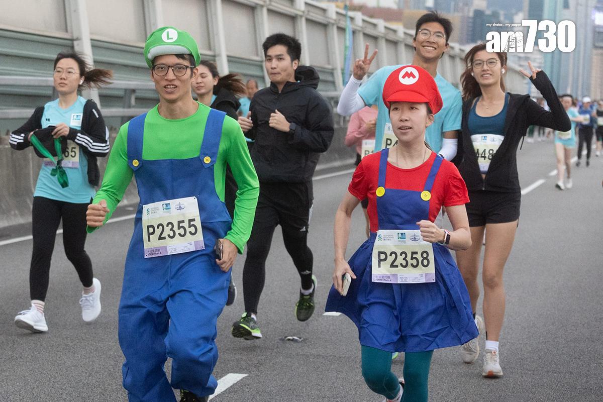 馬拉松10公里賽事,有跑手穿着特別服飾或打扮成不同造型參賽。(蘇文傑攝)