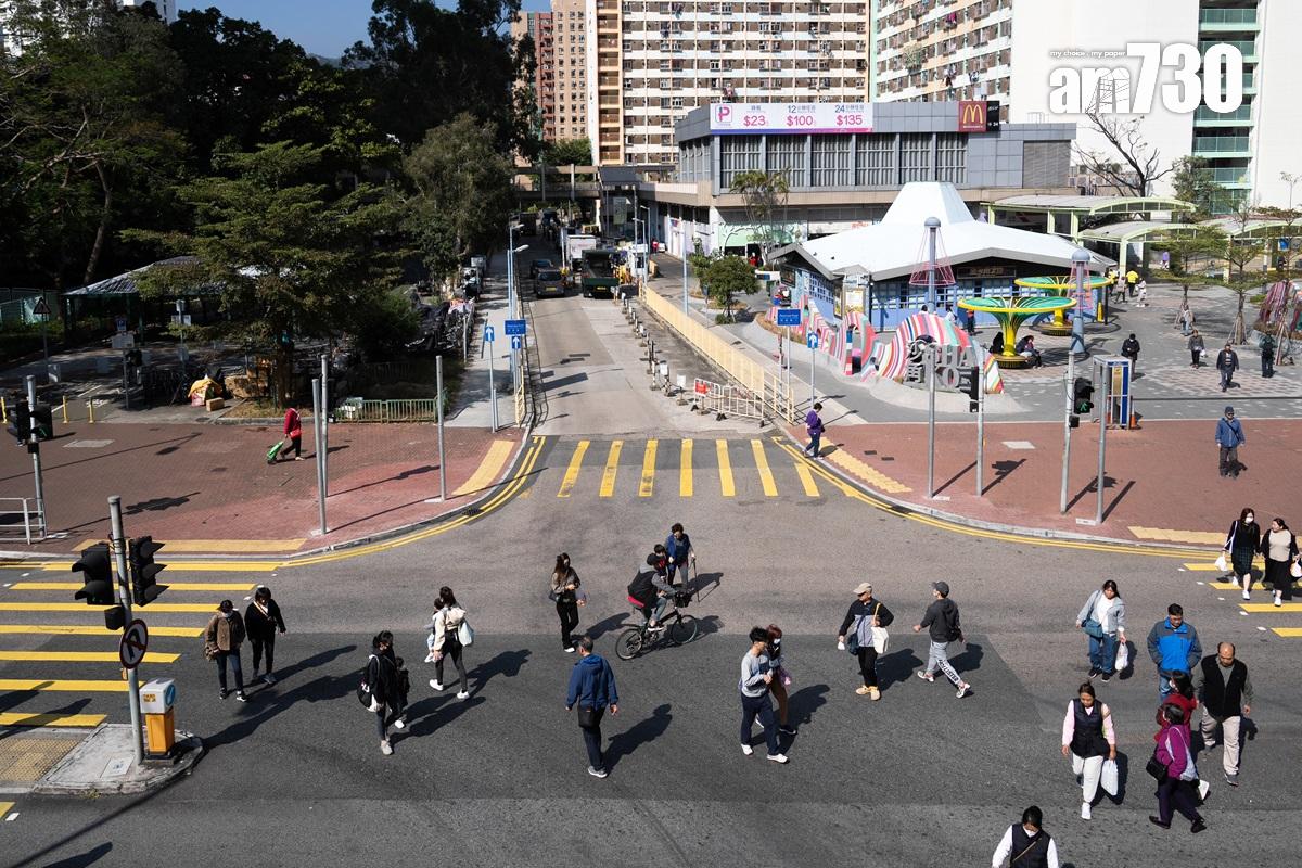 沙角街與逸泰街的路口在「對角行人過路處」啟用前,行人已經會直接「打斜過」。(資料圖片/林靄怡攝)