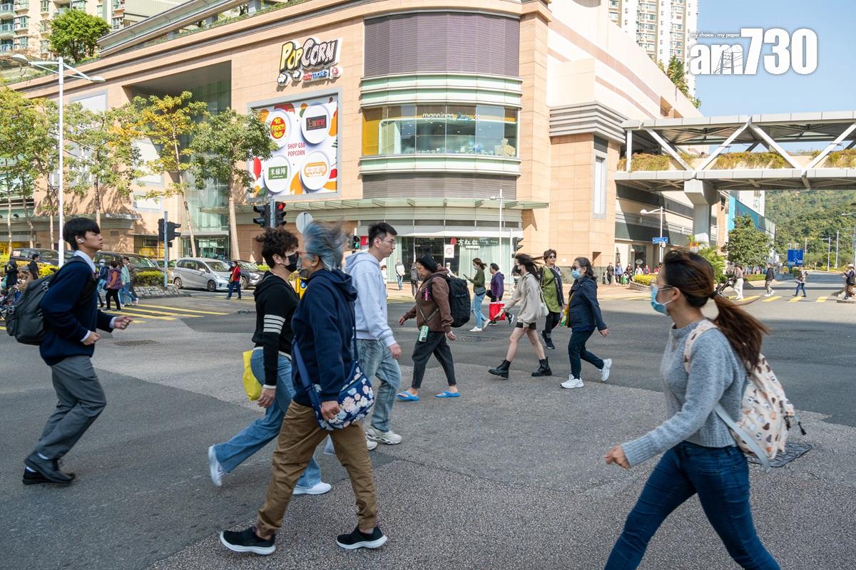 將軍澳寶邑路與唐俊街交界不少行人為節省時間,在「四邊全綠」的時候直接打斜過馬路。(陳奕釗攝)