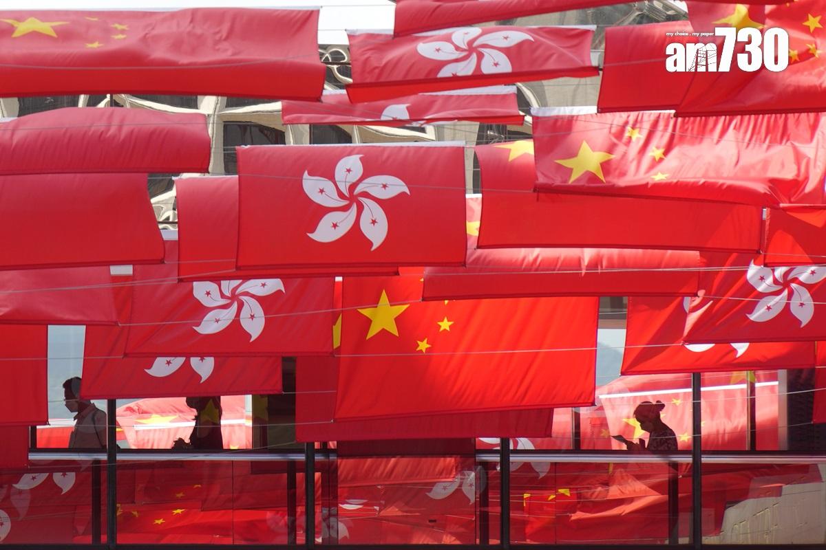 2023年國慶前夕本港多區掛有國旗和區旗。(資料圖片)