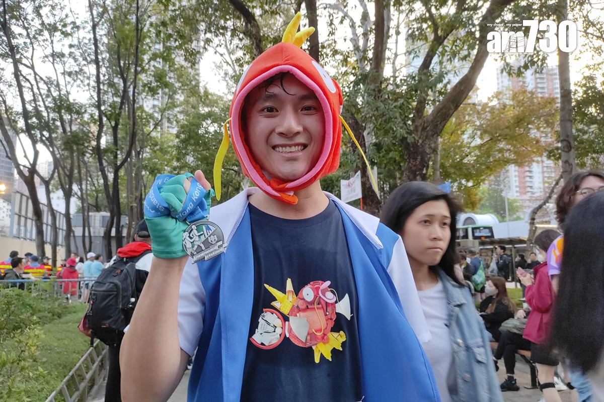 陳先生打扮成《寵物小精靈》的訓練員並頭戴鯉魚王帽。(李朗僑攝)