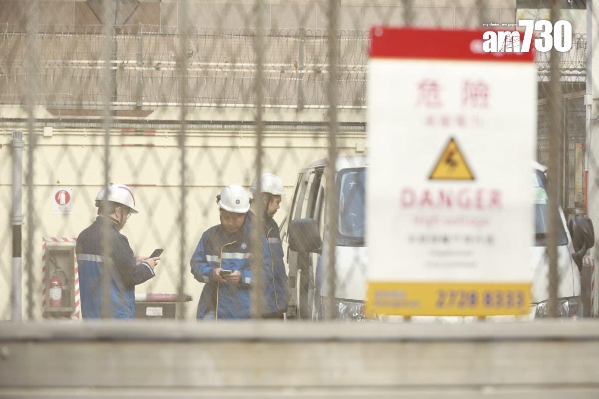 中電派員到青衣牙鷹洲街變電站調查事件。(林俊源攝)