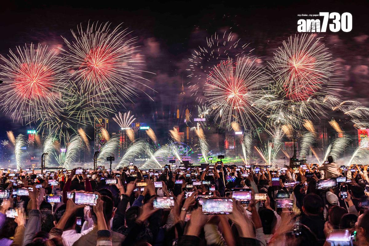逾47.9萬人在維港兩岸觀賞煙花迎接2024年。(蘇文傑攝)