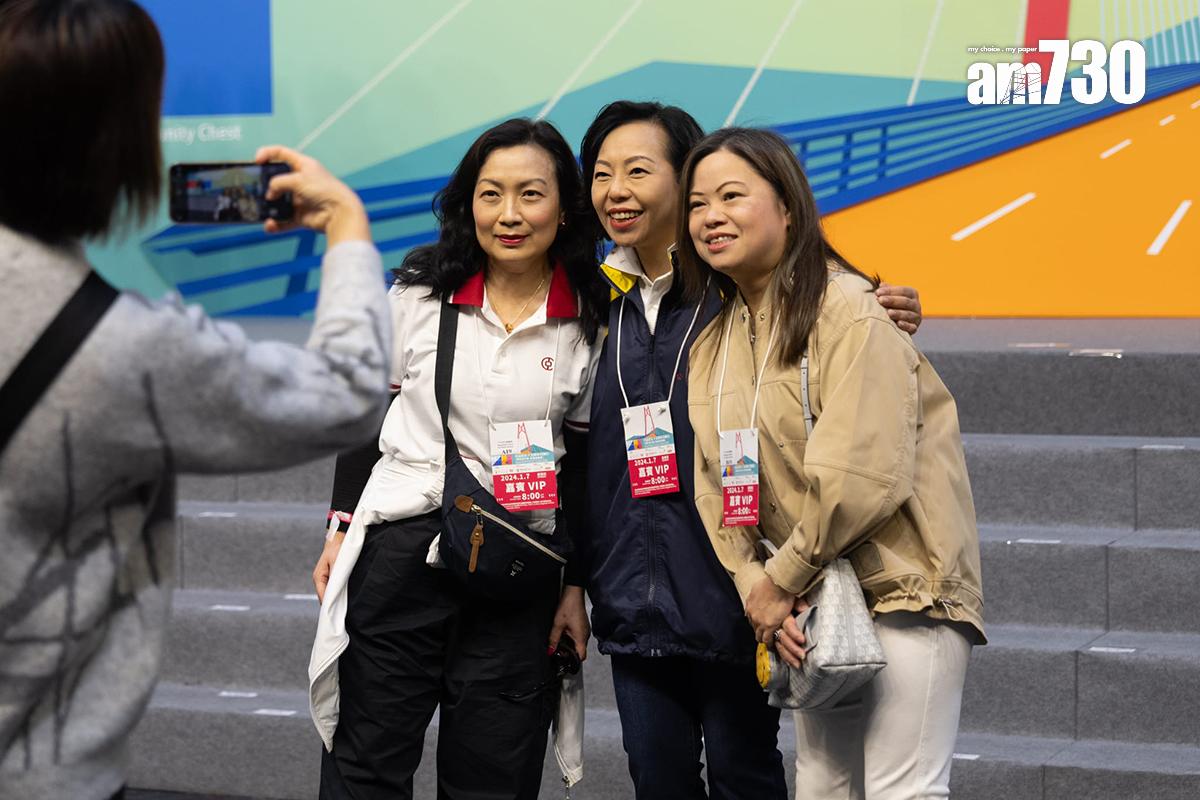 麥美娟(中)、羅淑佩(右)和簡慧敏(左)合照。(林靄怡攝)