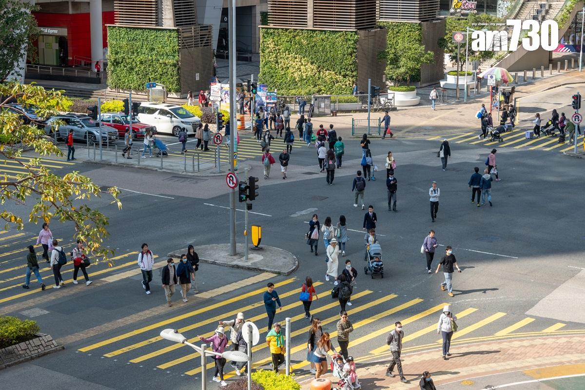 將軍澳寶邑路與唐俊街交界不少行人為節省時間,在「四邊全綠」的時候直接打斜過馬路。(陳奕釗攝)