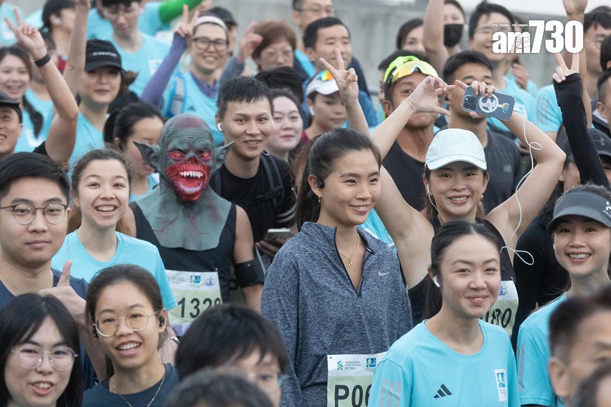 馬拉松10公里賽事,有跑手穿着特別服飾或打扮成不同造型參賽。(蘇文傑攝)