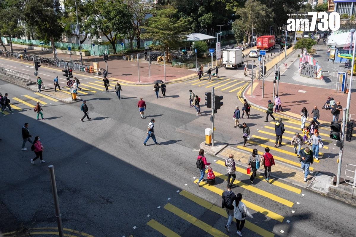 沙角街與逸泰街的路口在「對角行人過路處」啟用前,行人已經會直接「打斜過」。(資料圖片/林靄怡攝)